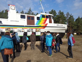 Freiwillige besichtigen ein Schiff von Greenpeace